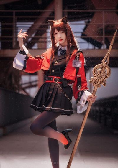 老师办公室在我们教室旁边怎么说